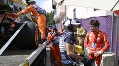 Nehoda na špinavé trati. Leclerc v Baku poničil své ferrari