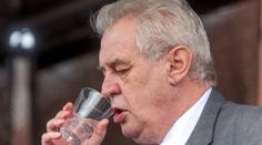 Že je z něj abstinent? Prezident Zeman řekl, jak to má s alkoholem