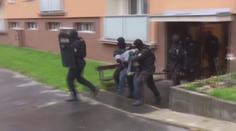 Do vězení nechtěl, ukryl se za skříní. Na těle měl připevněné dva nože!