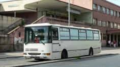 Tajemný autobus blokuje dopravu v centru Prahy! Šoféři zuří, úřady nic nedělají