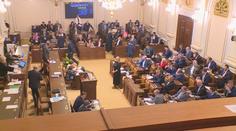 Poslanci přehlasovali prezidentovo veto. Řešili služební zákon i výcvik vojáků