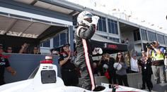 Loňský vítěz Newgarden odstartuje první. Piloty čeká závod na mokru