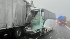 Vážná nehoda autobusu uzavřela dálnici D8. Zraněných je nejméně devět