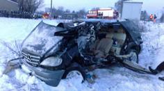 Vlak smetl na přejezdu mercedes, auto úplně zdemoloval