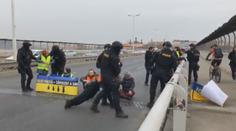 Nuselský most zablokovali aktivisté. Musela zasahovat policie