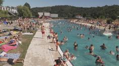 V Česku panovaly tropy. Lidé se snažili ochladit u vody i na hřbitovech