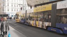 Lidem vadí polepené autobusy a tramvaje. Reklamy jim překáží ve výhledu