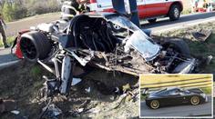 Řidič rozmlátil na Klatovsku luxusní sporťák o strom. Zbyly jen trosky