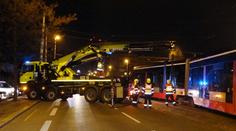 Na Vinohradech vykolejila tramvaj, trať byla mimo provoz dvě hodiny