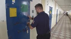 Drsná hádka o ovladač:  Vězni v Česku se o něj poprali, jeden skončil v nemocnici
