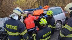 Policisté jeli k vážné nehodě, sami havarovali. Pro jednoho musel letět vrtulník