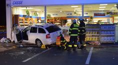 Děsivě vypadající nehoda! Auto se probouralo do čerpací stanice!