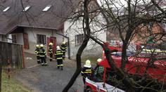 V Policích hořel rodinný dům. Uvnitř našli mrtvé tělo muže