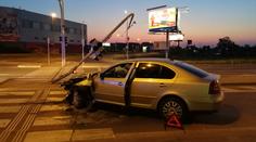 Auto porazilo semafor na rušné křižovatce! Provoz řídili policisté