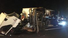 Převrácený kamion ochromil dálnici D11, náraz kabinu roztrhal!