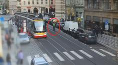 Po jointu se na jednokolce řítil pod tramvaj, strážník ho chytil z okna auta