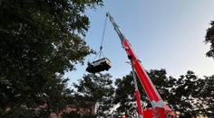 Dodávka s dítětem skončila ve Vltavě. Matka nečekala a vběhla do řeky za ním