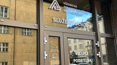 Policie zasahuje v budově VZP. Vyšetřovatelé zadrželi 19 lidí