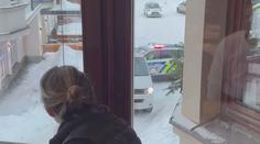 Z kopce se řítilo neovladatelné auto. Strhlo s sebou i policisty