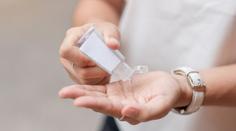 Koronavirus přežije na kůži i několik hodin. Vědci doporučili účinnou zbraň