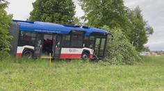 Řidič měl pod vlivem drog zavinit nehodu autobusu! Policie ho obvinila