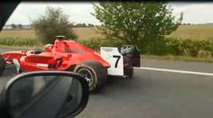 Jízda formule po D4 bez trestu. Řidiče monopostu "zachránila" přilba