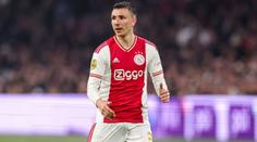 Hráč Ajaxu praštil pěstí fanouška soupeře. Za své chování se omluvil