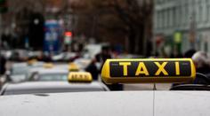 Taxikář si za jízdu řekl o obří částku, ženu nutil vybrat peníze!