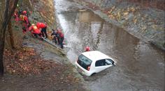 Auto v Praze sjelo do potoka a uvázlo. Řidiče museli vyprostit hasiči