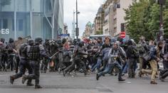 Zavřená Eiffelovka, střety s policií: Ve Francii protestují tisíce lidí