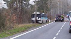 Autobus na Kutnohorsku narazil do stromu. Řidič za jízdy zkolaboval a zemřel