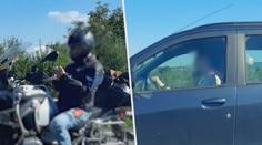 VIDEO: To jste ještě neviděli. Motorkář jel po D1 a držel oběma rukama telefon