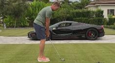 Šílený kousek golfisty! Míček trefil do okénka luxusního sporťáku