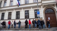 Zájem o volby je obrovský, hlásí komise. Lidé stáli na volební urnu fronty