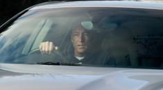 Terry v dopravní zácpě! Zavolal kamarádovi, ať se postará o jeho bentley, a šel pěšky