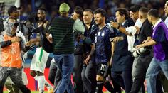 Fronta a boj o Messiho dres. Hráči soupeře Argentince po zápase obklíčili