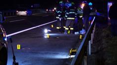 Nehoda na dálnici! Na D5 u Rudné auto smetlo a zranilo chodce