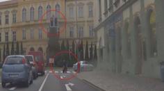 VIDEO: Motorkář dělal přestupek za přestupkem: Sledujte tu jízdu!