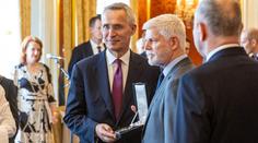 Pavel udělil vyznamenání Stoltenbergovi. V Praze je i Blinken