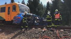 Vlak po srážce s autem vykolejil, řidičku museli hasiči vyprostit! VIDEO