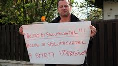 Macuro, pomohl jsi Ivetě do hrobu! Hřímal před Ivetiným domem tento muž!