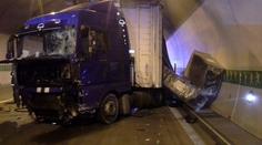 Řidič kamionu kýchnutím zastavil celou dálnici D5 směrem na Prahu