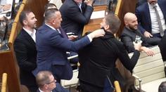 Drama ve slovenském parlamentu. Při schůzi se strhla bitka, vzduchem letěla lahev