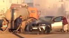 Záchrana, nebo pohroma? Hořící BMW hasili splašky z fekálního vozu