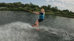 VIDEO: Žádné háčkování a nemoci. Babička v 85 letech jezdí na vodním prkně
