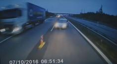 Řidič agresivně předjížděl, málem skončil pod kamionem. VIDEO