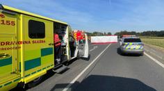 Smrtelná nehoda za Prahou. Na křižovatce se srazilo auto s motorkářem