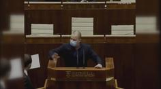 Ubrečenej nácku, napsal slovenský poslanec kolegovi. Začala strkanice