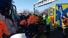 Na výpadovce z Prahy boural bus, na okruhu se převrátil kamion