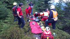 Paraglidisté se zřítili v Krkonoších. Zachránil je vrtulník